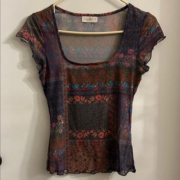 NATURAL LIFE DEVON MESH SHORT SLEEVE TOP IN VINTAGE PATCHWORK PRINT SMALL - Picture 2 of 4